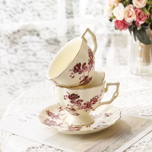 Service à thé vintage en céramique beige avec motif de roses rouges et bordure dorée chic