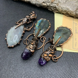 Pendentif vintage en labradorite avec crâne de corbeau et améthyste en cuivre