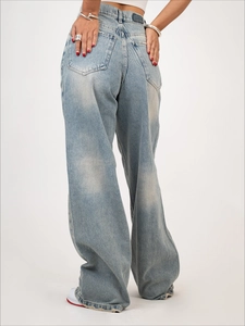 Klassische Schlagjeans mit niedriger Taille in Hellblau mit Distressed-Saum und Gesäßtasche