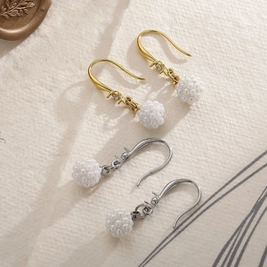 Détails des boucles d'oreilles boules de perles dorées et argentées avec zircons