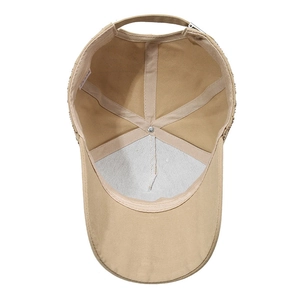 Vue intérieure de la casquette de baseball en toile kaki avec boucle en métal robuste