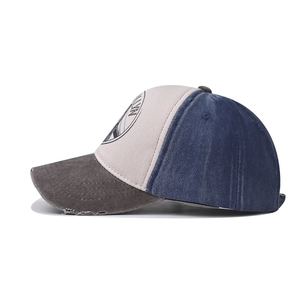 Detail der Vintage Brooklyn Baseballkappe mit gewaschenem Stoff und abgenutzter Krempe