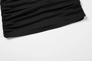 Dettaglio del tessuto a maglia nero con arricciature e cuciture sui bordi di qualità