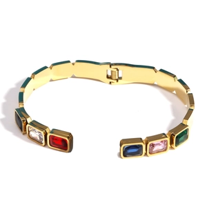 Détail du bracelet en acier titane doré orné de six pierres précieuses rectangulaires colorées