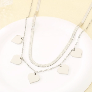 Détail du collier double rang en acier inoxydable argenté avec cinq breloques en forme de cœur