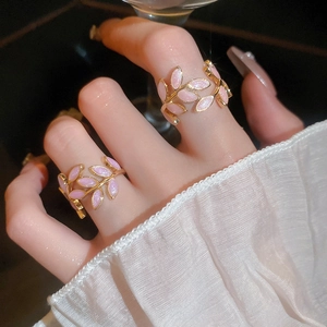 Goldener offener Blattring mit rosa Emaille-Finish von einem Model getragen