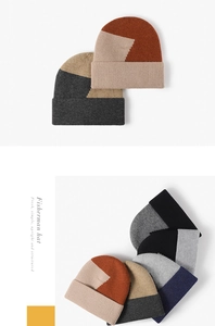 Detailansicht der Strickstruktur von gefütterten Wintermützen mit geripptem Umschlag