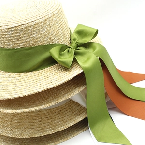 Détail du nœud en ruban gros-grain vert olive et texture fine en paille du chapeau