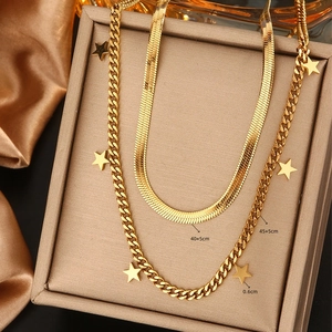 Détails de colliers superposés dorés avec spécifications de longueur et étoiles