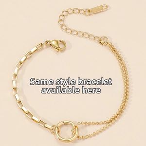 Détail d'un bracelet en acier titane doré avec maillons rectangulaires et perles K18