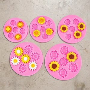 Gedetailleerde weergave van roze siliconen zonnebloemvormen voor taartdecoratie