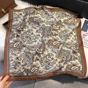 Élégant grand foulard carré en soie à motif cachemire aux tons marron et beige