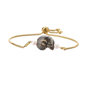 Bracciale regolabile dorato con conchiglia di mare, perle bianche e catena a maglie quadre