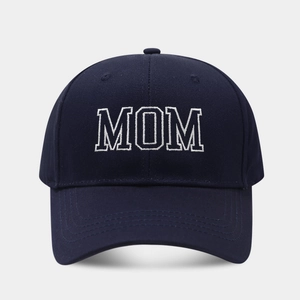 Primer plano detallado del bordado blanco MOM en gorra de béisbol de algodón azul