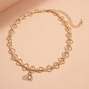 Détail du collier choker doré en dentelle de zircon avec pendentif rond en cristal et fermoir
