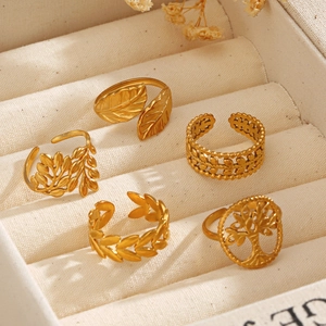 Set di 5 anelli aperti placcati oro 18k in acciaio inox con motivi a foglia e vita