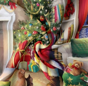 Detailansicht des Weihnachtsteppichs mit weichem Stoff, festlichem Baum und Geschenken