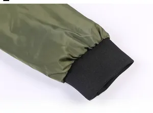 Gros plan détaillé du blouson aviateur vert militaire avec poignets en maille noire