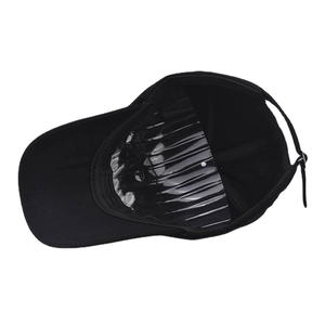 Détail de l'intérieur d'une casquette en coton montrant coutures et support