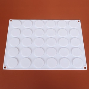 Vista dettagliata del tappetino in silicone bianco con 30 cavità per sigilli