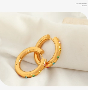 Gros plan détaillé de boucles d'oreilles cercle en or 18K avec zircons colorés