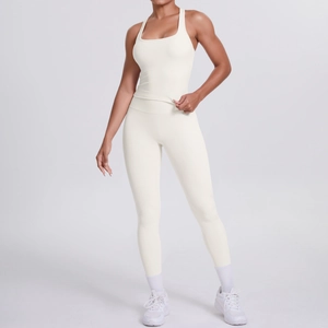 Détail d'un ensemble de yoga blanc cassé avec débardeur col carré et leggings taille haute