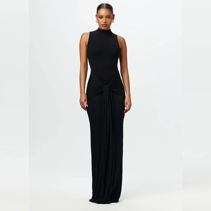Vue détaillée de la robe longue noire sans manches avec nœud drapé élégant à la taille