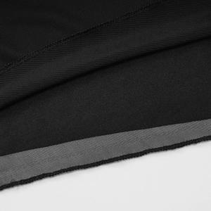 Détail macro du mesh noir respirant sur un tissu durable avec des coutures soignées