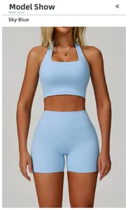 Détail du soutien-gorge de sport dos nu bleu ciel et du short taille haute gainant