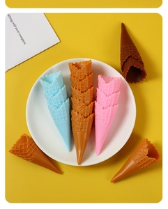 Macro detail van kleurrijke mini PVC ijshoorntjes met een gestructureerd wafelpatroon
