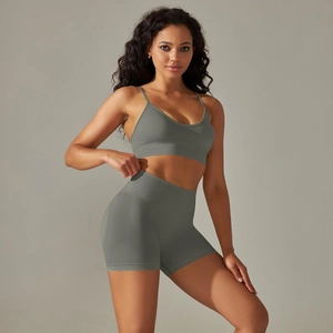 Detail des salbeigrünen nahtlosen Yoga-Sets mit atmungsaktiver Textur und geripptem Bund