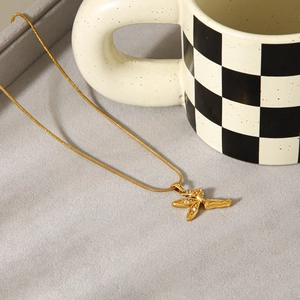 Vergulde roestvrijstalen ketting met fonkelende elfjes hanger op fluwelen tray
