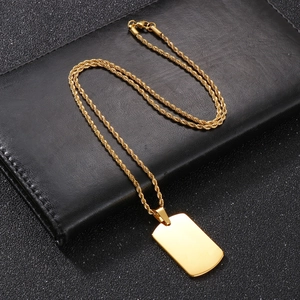 Pendentif rectangulaire doré poli avec chaîne torsadée sur un étui en cuir noir