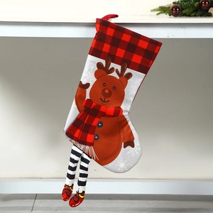 Dettaglio calza di Natale con renna 3D e gambe lunghe a righe su sfondo bianco