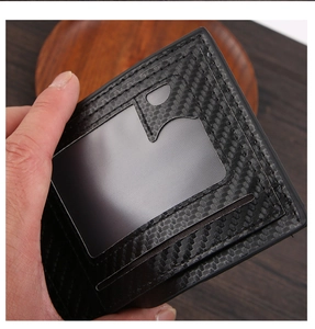 Primo piano del portafoglio bifold da uomo con texture in carbonio e finestra per documenti
