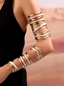 Détail du bracelet spirale multicouche avec finition en émail doré et blanc