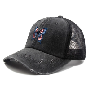 Détail de la casquette filet noire délavée avec imprimé papillon aux couleurs du drapeau