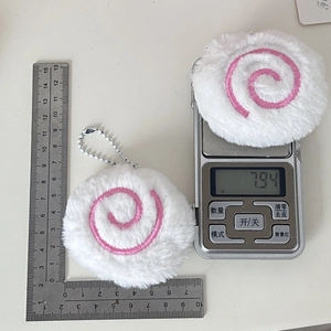 Detail view showing 7.5cm diameter and 7.94g weight of white plush fish cake charm