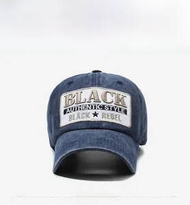Detail der verwaschenen Baseballkappe mit Black Rebel Patch-Stickerei aus marineblauem Denim