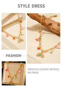Vue détaillée du collier à chaîne dorée avec des breloques émaillées multicolores