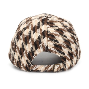 Détail de la sangle réglable et boucle en bronze d'une casquette pied-de-poule