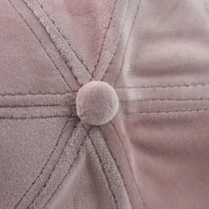 Macro-opname van roze chenille baseballpet met fijne stiksels en knopdetail bovenaan