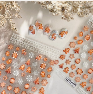 Dettaglio macro degli adesivi per unghie 3D Natale TS-4209 con omini di pan di zenzero