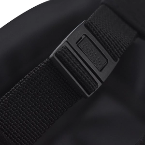 Dettaglio del cinturino regolabile in nylon nero con fibbia in plastica su cappello cotone
