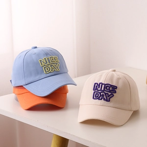 Casquette de baseball enfant avec broderie Nice Day en bleu orange et beige