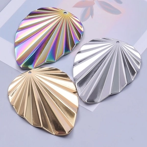 Tre ciondoli a conchiglia in colori arcobaleno, argento e oro per collane DIY