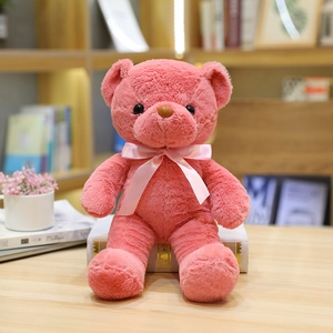 Oso de peluche en rosa coral con lazo de satén rosa para regalo de cumpleaños