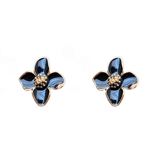Boucles d'oreilles fleurs plaquées or avec émail bleu sur fond blanc épuré