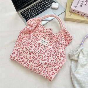 Sac cabas en toile à imprimé cœur rose avec poignées tissées dans un décor cosy