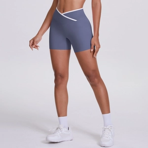Détail du short de yoga taille haute avec ceinture croisée en V en violet foncé